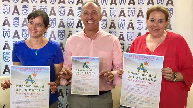 Leticia S&aacute;nchez, alcaldesa de Navarrevisca; Javier Gonz&aacute;lez, diputado; y Natividad Rodr&iacute;guez, alcaldesa de Navaquesera.