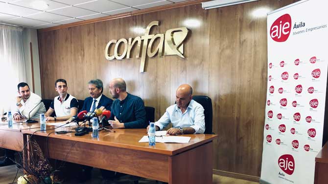 Juan Saborido (centro) en acto de AJE.