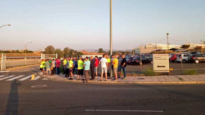 Empleados de empresas auxiliares de Nissan a la puerta de la multinacional a primera hora del lunes.