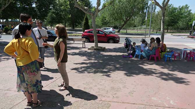 El alcalde en su visita a una caseta de la campaña 'Lee en verano'.