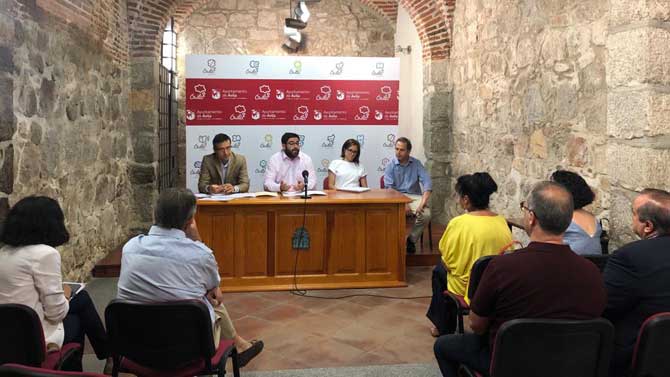 El alcalde con miembros del Colegio de Administradores de Fincas de &Aacute;vila.