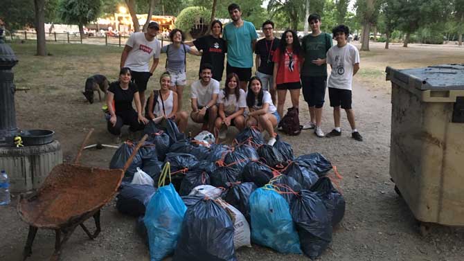 Promotores de #LimpiAvila, de limpieza en el parque del Soto.