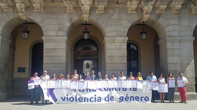 Concentración contra la violencia de género en el Mercado Chico.
