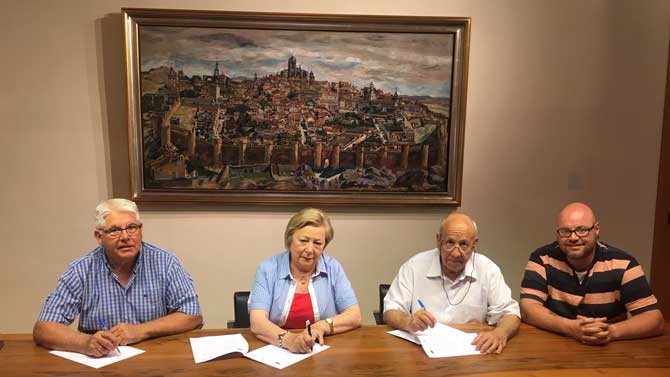 Firma del convenio entre Fundaci&oacute;n &Aacute;vila y C&aacute;ritas.