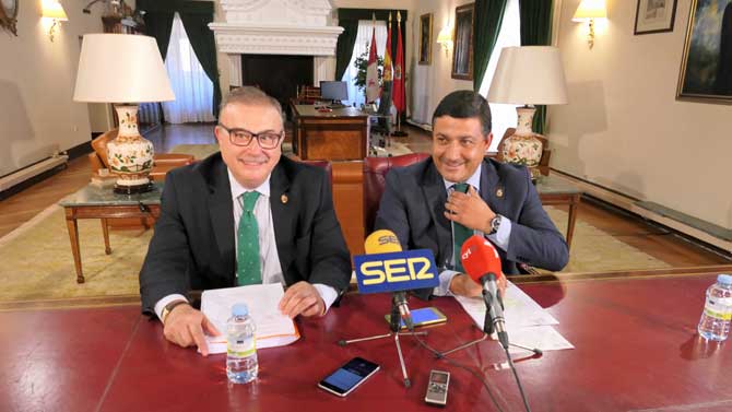 Pedro Cabrero y Carlos García tras el pleno de organización en la Diputación.