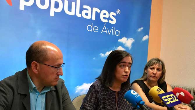 Sánchez-Reyes entre Miguel Ángel Abad e Inmaculada Pose.