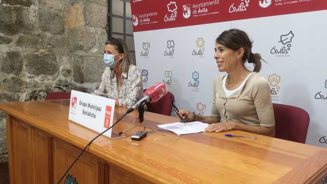 Eva Arias y Yolanda V&aacute;zquez en rueda de prensa.