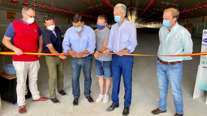 Inauguraci&oacute;n de una granja av&iacute;cola en San Pascual.