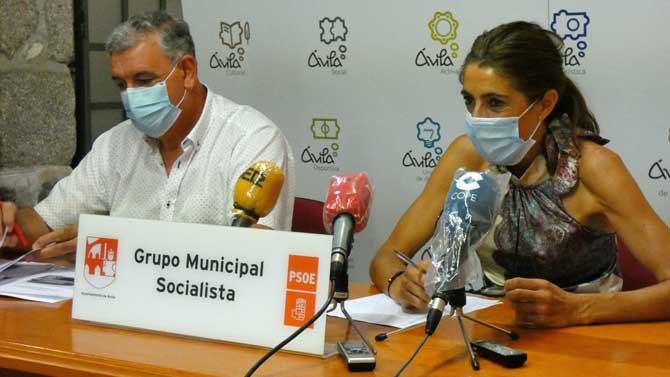 Manuel Jim&eacute;nez y Yolanda V&aacute;zquez en rueda de prensa.