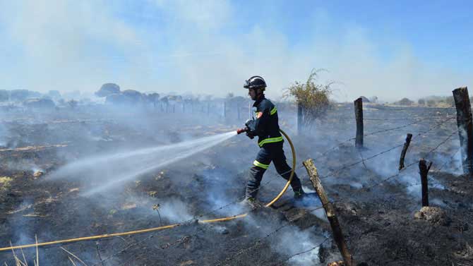 Imagen de archivo de la extinci&oacute;n de un incendio.