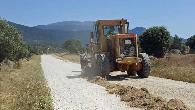 Trabajos de mejora de caminos rurales en Sotillo de la Adrada.
