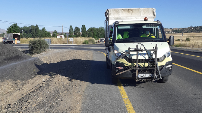 Aplicación de repelente en una carretera para evitar animales sueltos.