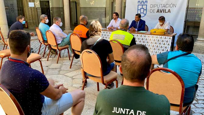 Entrega de material contra incendios para los camiones-autobomba.