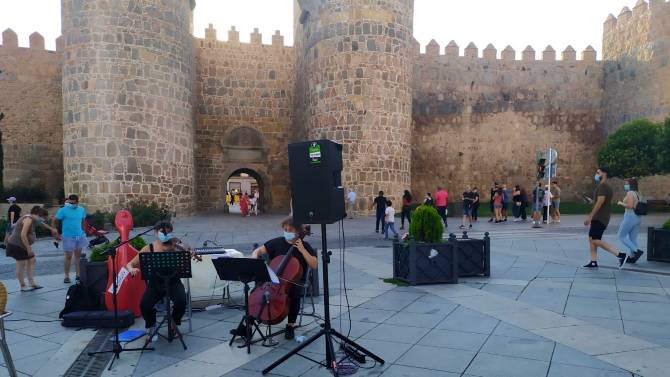 Actuaci&oacute;n de Ceora M&uacute;sica en el Mercado Grande.