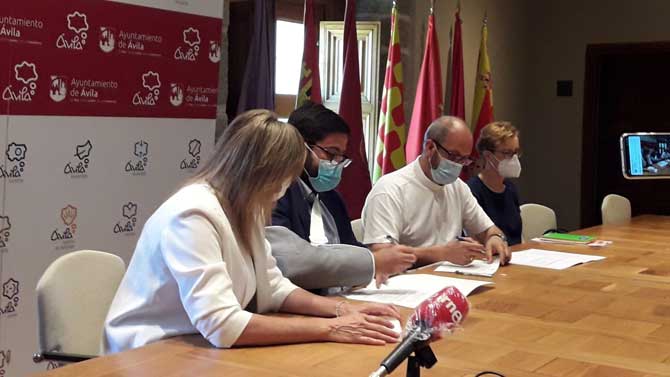 Firma de la renovación del convenio entre Ayuntamiento y Cáritas para el albergue de transeúntes.