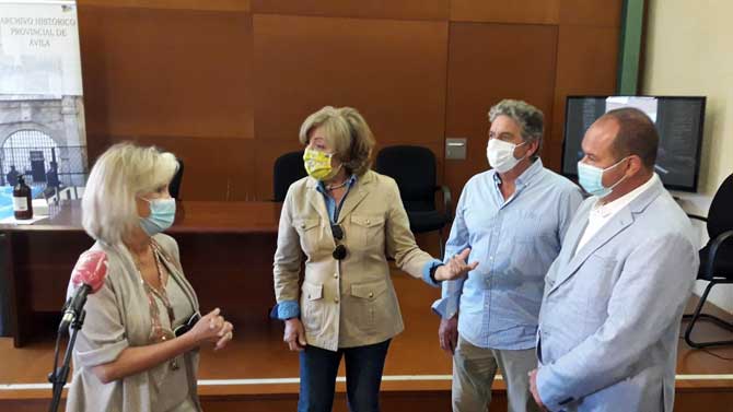 Ver&oacute;nica Casado recibe la distinci&oacute;n de embajadora de Gredos.