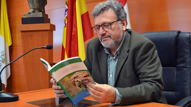 Tomas Santamar&iacute;a con el nuevo libro editado por la UCAV.