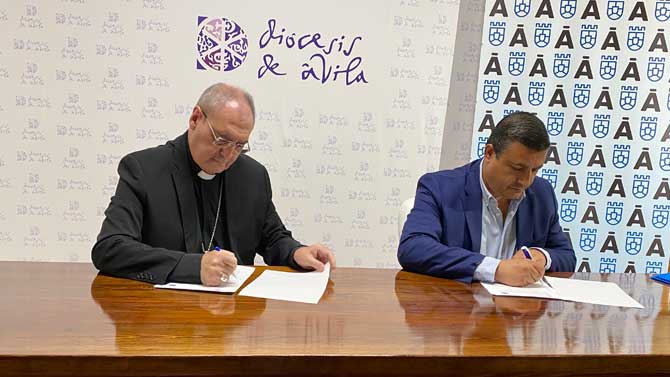 Gil Tamayo y Garc&iacute;a firman el convenio de reparaci&oacute;n de templos rurales.