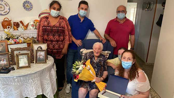 Felicitaci&oacute;n a una centenaria de La Adrada.