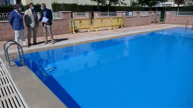 El portavoz de Por &Aacute;vila en la visita a las piscinas de la Ciudad Deportiva.