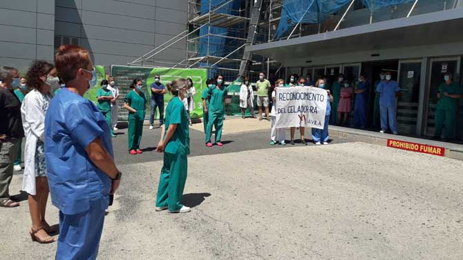 Concentraci&oacute;n de celadores ante el Hospital de Sonsoles.