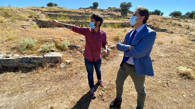 Juan Pablo López y Armando García Cuenca en el castro de Las Cogotas.