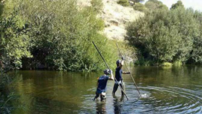 Imagen de archivo de los bomberos en un embalse.