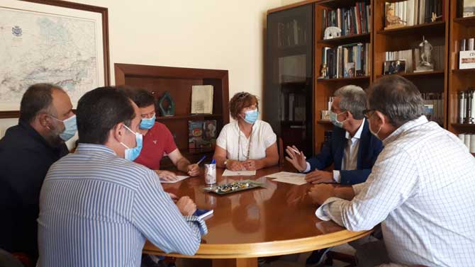 La alcaldesa de El Tiemblo y su equipo de Gobierno en una reciente reunión con el delegado de la Junta.