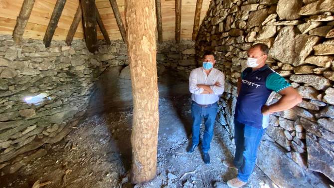 Presidente de Diputaci&oacute;n y alcalde de Navalosa en un chozo restaurado.