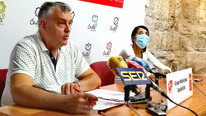 Manuel Jim&eacute;nez y Yolanda V&aacute;zquez durante la rueda de prensa.
