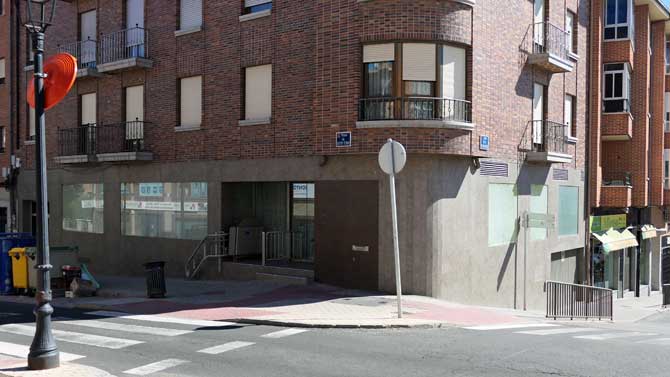 Oficina cerrada de Bankia en el Paseo de Santo Tomás.