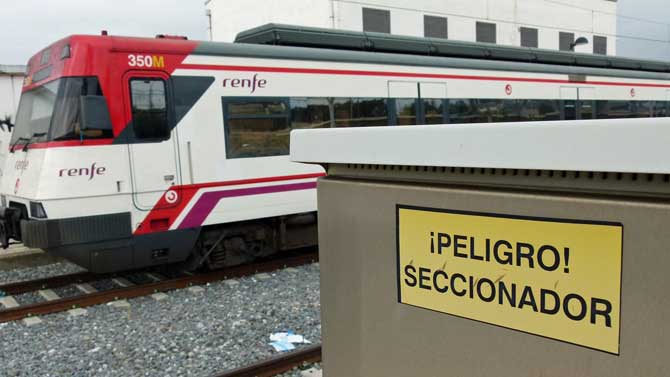 Tren en la estaci&oacute;n de &Aacute;vila.