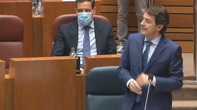 El presidente de la Junta en el pleno de las Cortes.