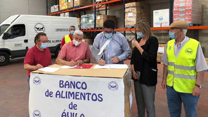 Firma del convenio entre Ayuntamiento y Banco de Alimentos.