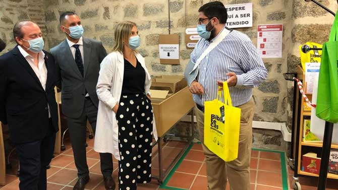 El alcalde en la biblioteca Posada de la Feria.