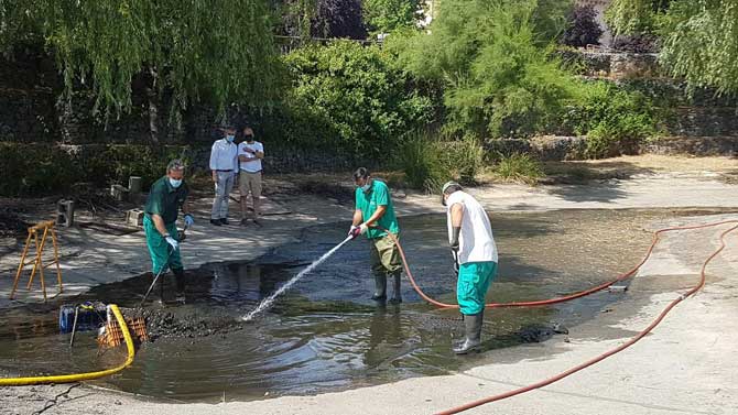 Limpieza del estanque del parque de Las Hervencias.