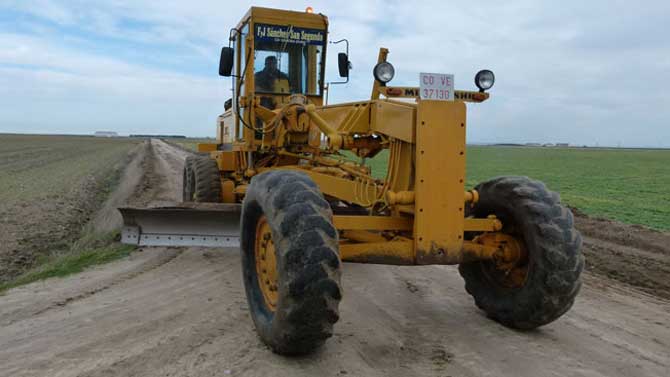 Imagen de archivo de limpieza de caminos ante una plaga de topillos.