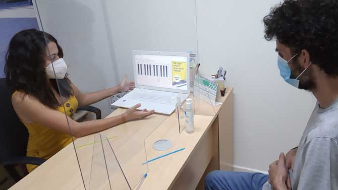 Logopeda de Faema con un usuario.