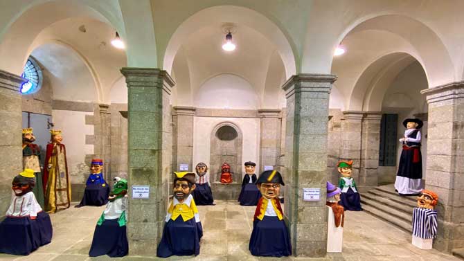 Exposición de gigantes y cabezudos de Arenas de San Pedro.