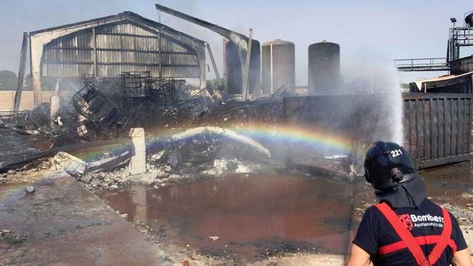 Incendio de San Pedro del Arroyo poco antes de quedar extinguido.