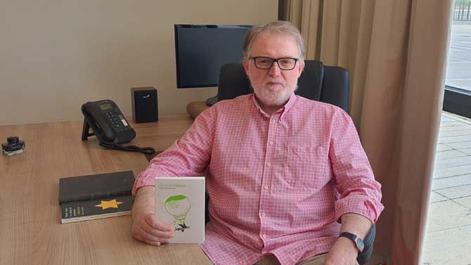 Mario Pérez Antolín con su obra 'Contrariedades'.