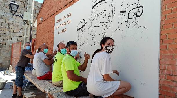 Elaboración del mural de homenaje a los sanitarios en Burgohondo.