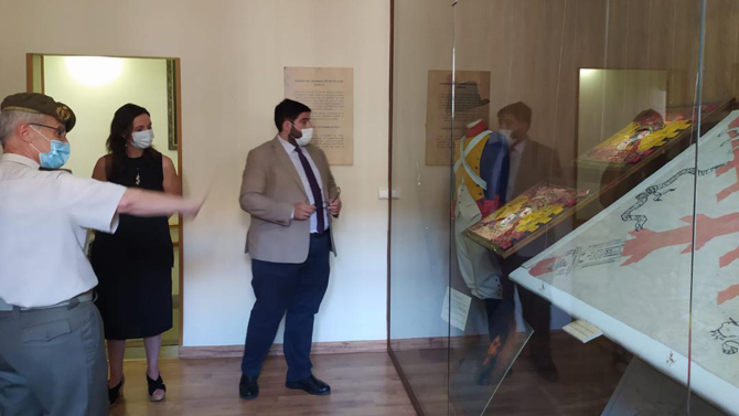 El director del Archivo Militar, la teniente de alcalde de Empleo y el alcalde en el Palacio de Polentinos.