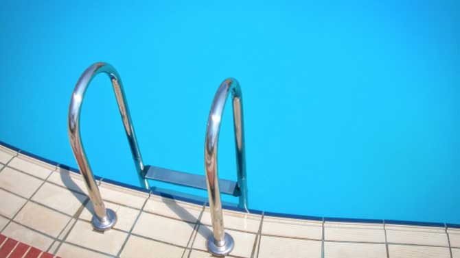 Imagen de archivo de una piscina de verano.