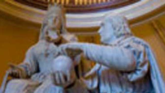 Detalle del grupo escult&oacute;rico de Isabel la Cat&oacute;lica y Col&oacute;n.