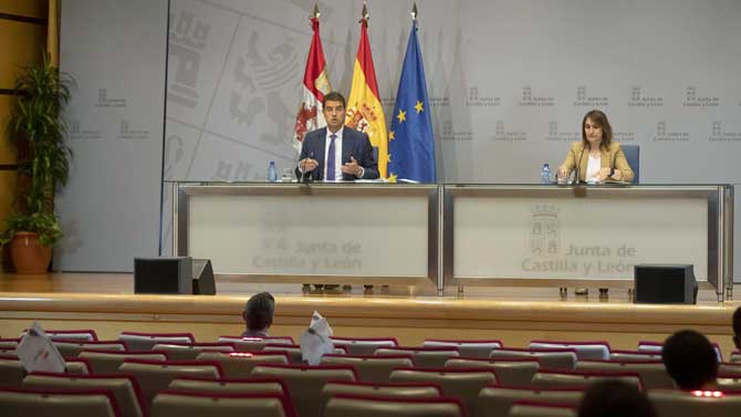 Los consejeros de Familia y Educaci&oacute;n tras el Consejo de Gobierno.