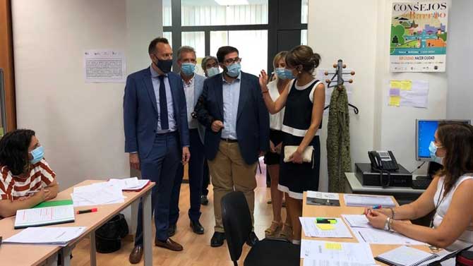 El director general de Administraci&oacute;n Local en dependencias municipales del Mercado de Abastos.