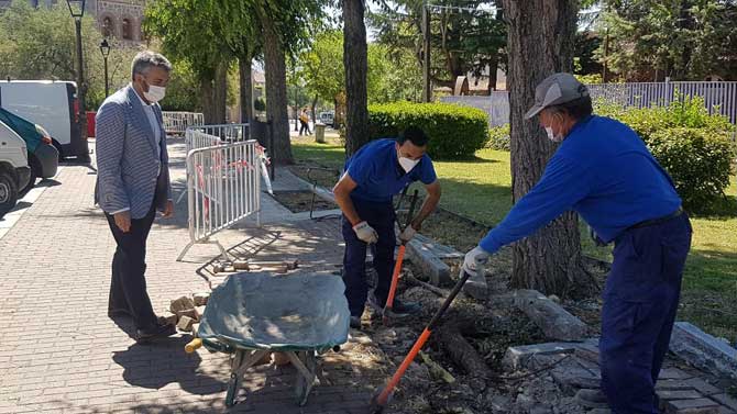 Obras en las aceras de la plaza de Granada.