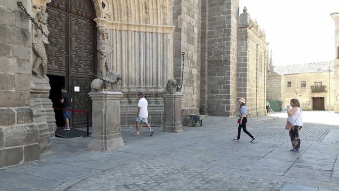 Primeros visitantes en la reapertura de la Catedral de Ávila.