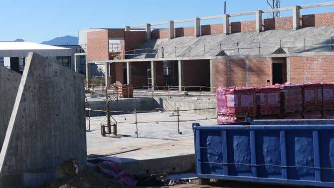 Obras de la piscina cubierta.